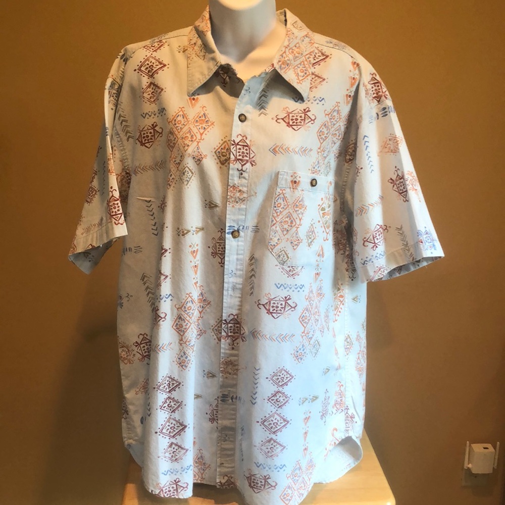 Men’s short sleeve shirt.